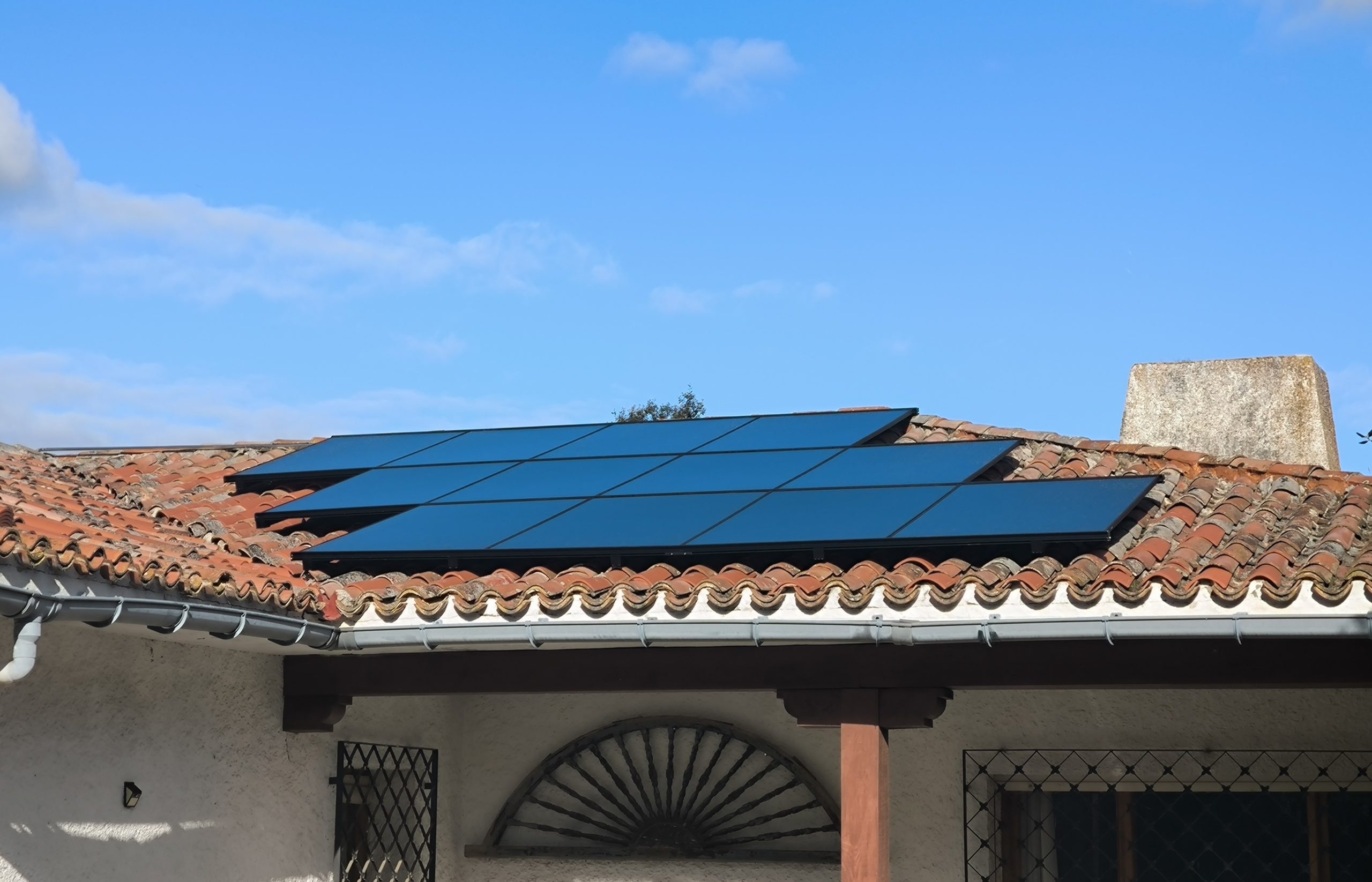 Autoconsumo solar residencial de 5,7 kWp con BESS